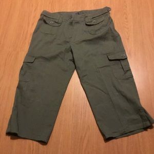 Capri/Pants Army Green Color. Button belt 12P